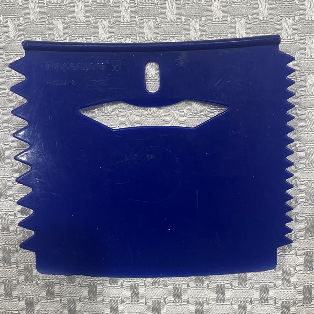 Tupperware Cake Decorating tool, Blue icing spreader VINTAGE, 1990’s